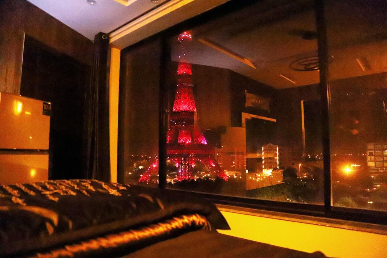 Adara Suites Lahore Exteriör bild