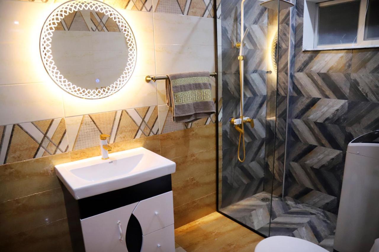 Adara Suites Lahore Exteriör bild