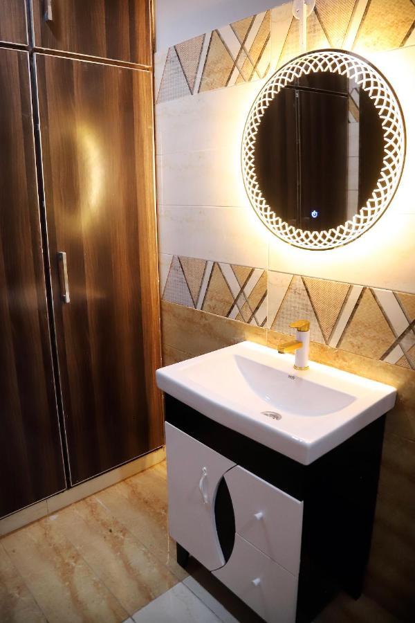 Adara Suites Lahore Exteriör bild