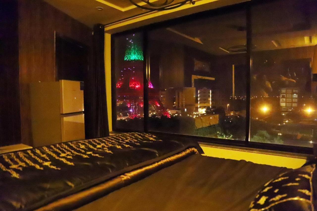 Adara Suites Lahore Exteriör bild