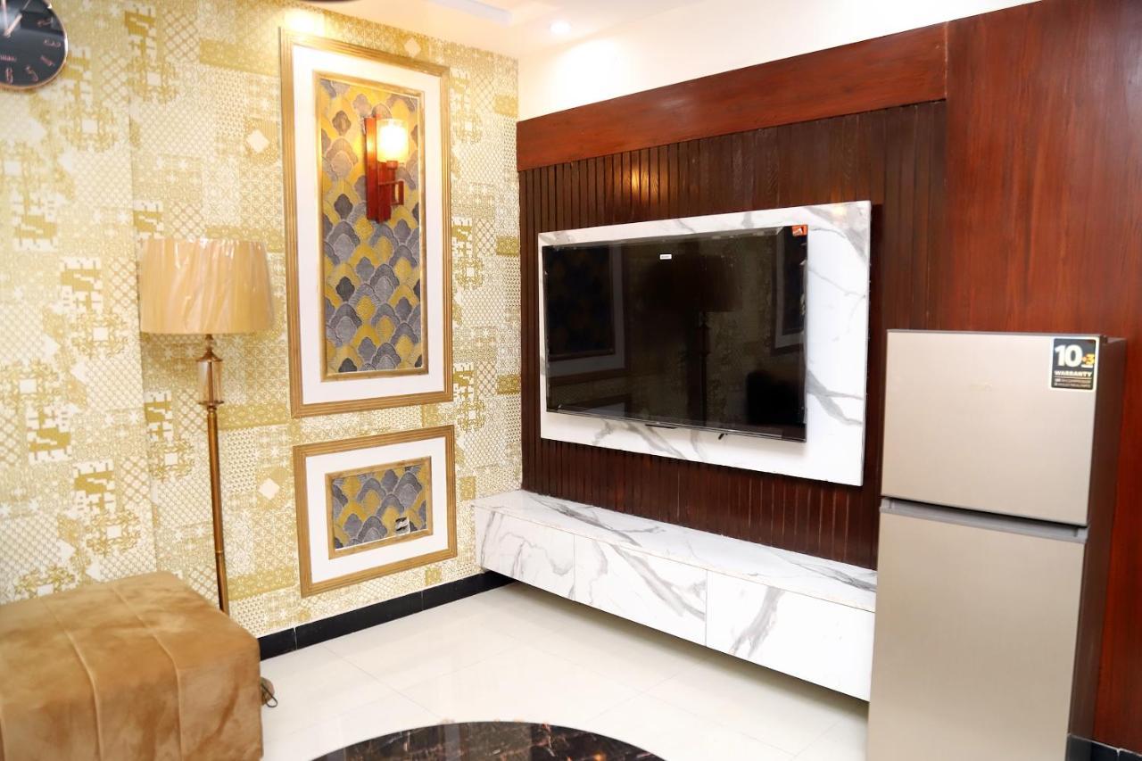 Adara Suites Lahore Exteriör bild
