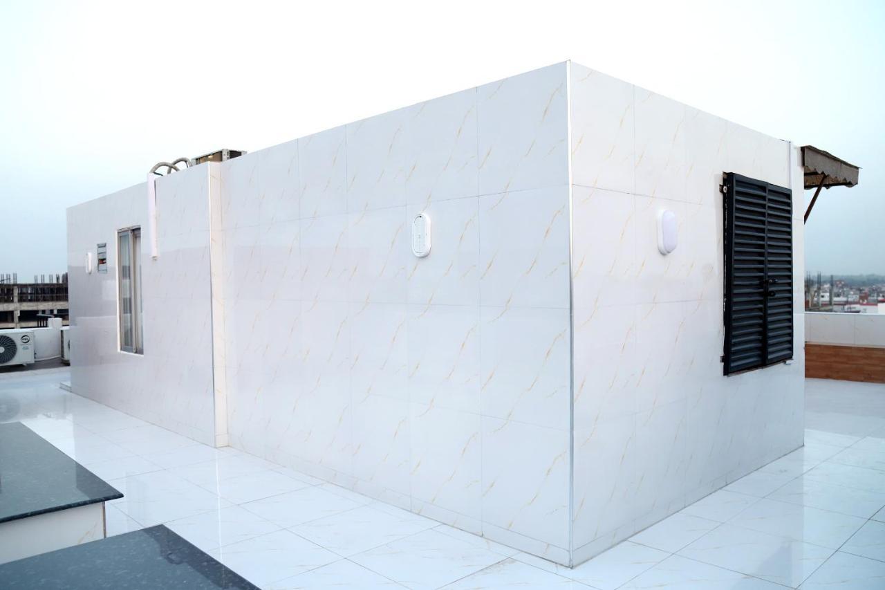 Adara Suites Lahore Exteriör bild